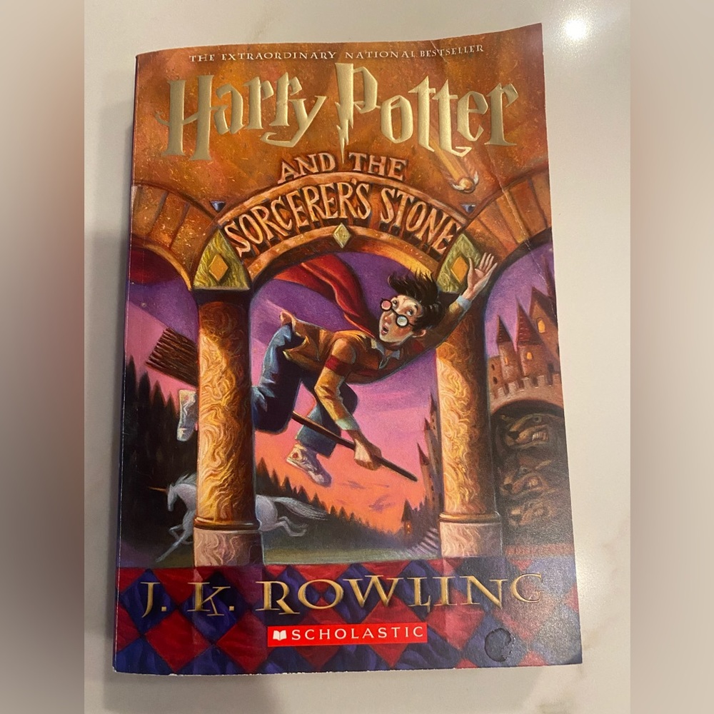 Book- Harry Potter And The Sorcerer’s Stone. Paperback. Very good condition. - Picture 1 of 2